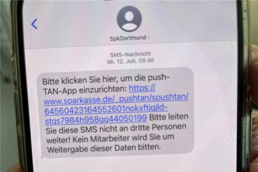 So erkennen Sie Fake-SMS, die angeblich von der Bank kommen Die echte SMS der Sparkasse Dortmund.
