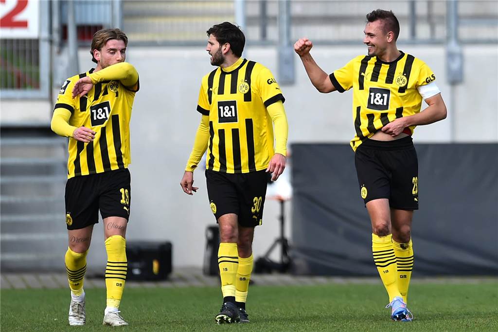 BVB-U23 gelingt Befreiungsschlag: „Oft auf die Fresse bekommen, das tut jetzt brutal gut“ Ole Pohlmann, Niklas Dams und Franz Pfanne bejubeln einen Treffer.