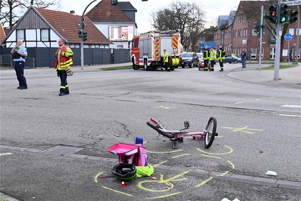 Schwerer Unfall in Wulfen: Mädchen auf Schulweg von LKW erfasst Die Ecke B58 / Hervester Straße in Wulfen war für die Dauer des Einsatzes komplett gesperrt.