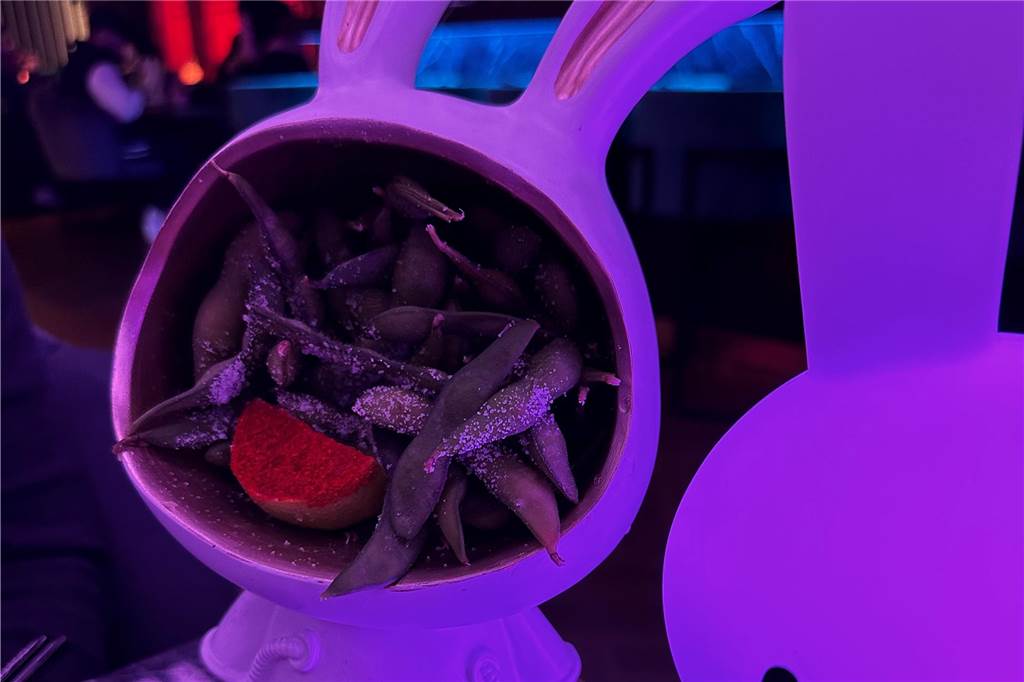 Hier werden Edamame im Hasenkopf serviert: Das Oishinbo im Test Die Edamame kommen in einem weiteren Hasen.