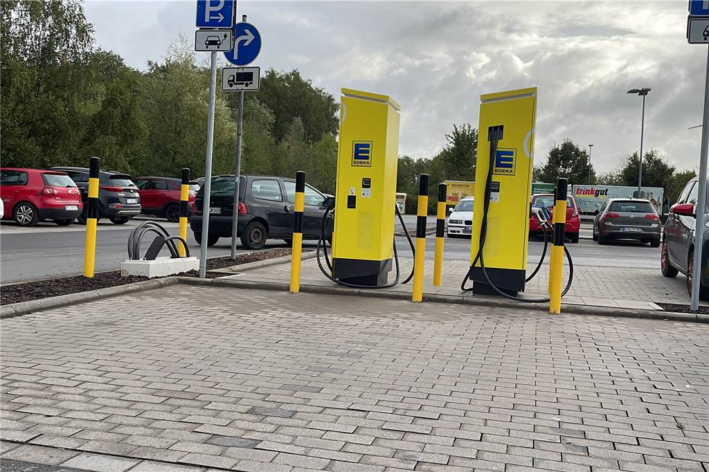 Chef über Ladesäulen für Elektroautos bei Edeka: „Ich habe Tränen gelacht“ Die Edeka-Märkte Rhein-Ruhr sollen nach und nach mit Ladesäulen ausgestattet werden. Diese auf Schwerin sind allerdings noch nicht betriebsbereit.