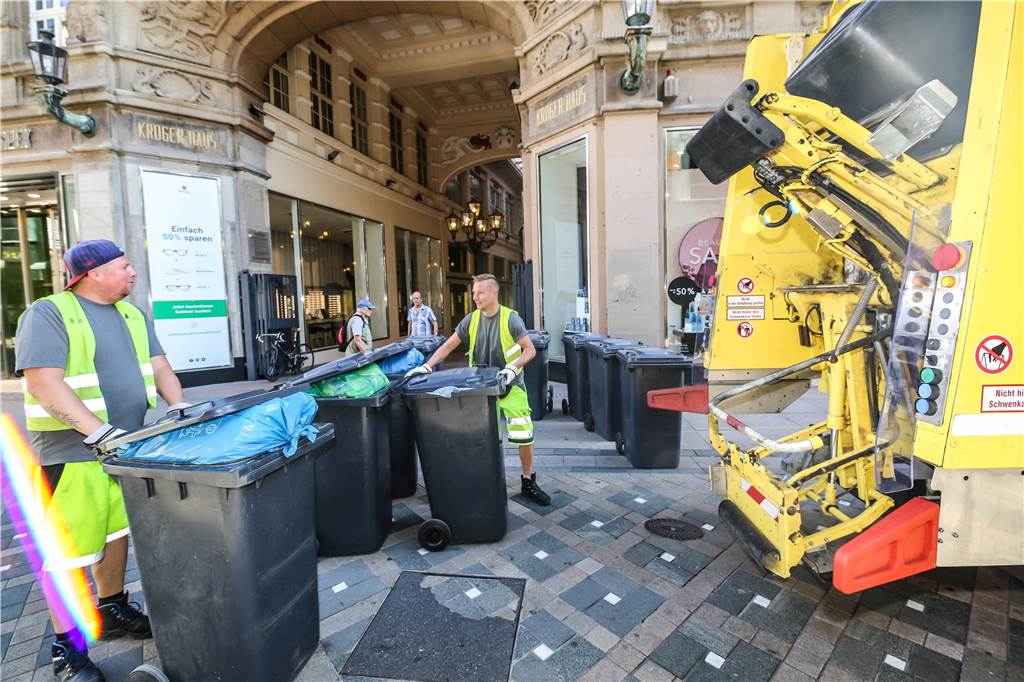 App „Dreckpetze“: Dortmunder melden fast 6000 Schmuddelecken in ihrer Stadt Die EDG-Mitarbeiter arbeiten Schmuddelecken auf ihren normalen Touren mit ab.
