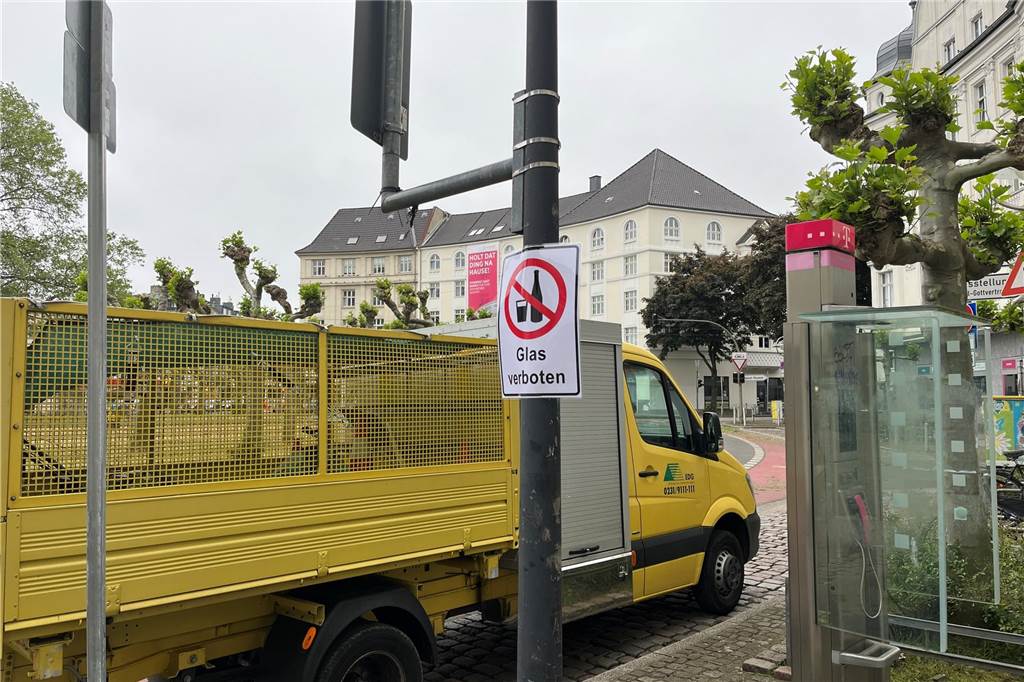 Die EDG schneidet und reinigt das Grün am Borsigplatz.