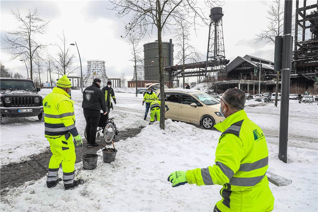 Start mit Hindernissen im Dortmunder Corona-Impfzentrum Die EDG war kurzfristig im Einsatz, um den Weg vom Parkplatz zum Impfzentrum passierbar zu machen.
