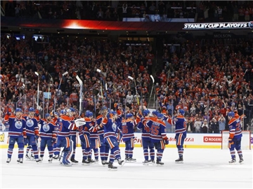 Die Edmonton Oilers feiern den Einzug in die Playoffs. Foto: Jason Franson