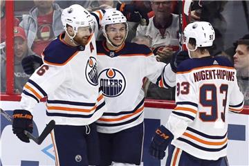Die Edmonton Oilers feiern ein Tor gegen das Team der Ottawa Senators. Foto: Fred Chartrand/The Canadian Press