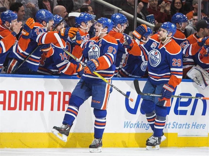 Draisaitl trifft zum Vorrunden-Abschluss bei Edmonton-Sieg Die Edmonton-Stars Connor McDavid (l) und Leon Draisaitl (r) lassen sich feiern. Foto: Amber Bracken