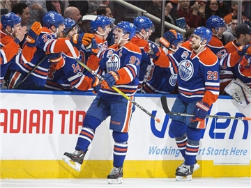Die Edmonton-Stars Connor McDavid (l) und Leon Draisaitl (r) lassen sich feiern. Foto: Amber Bracken