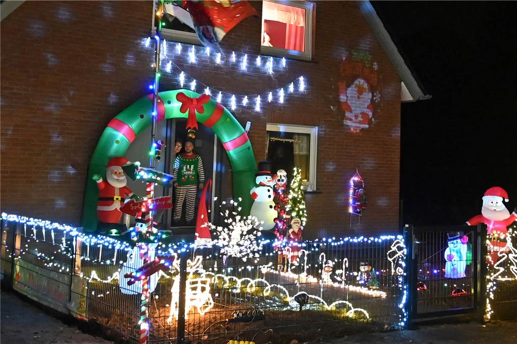 Pflegeeltern sind fassungslos: Ihre Kinder zählen nicht beim Zuschlag Die Eheleute Herrmann vor ihrem 2019 illuminierten Weihnachtshaus, das sie für ihre drei Pflegekinder so liebevoll hergerichtet hatten.