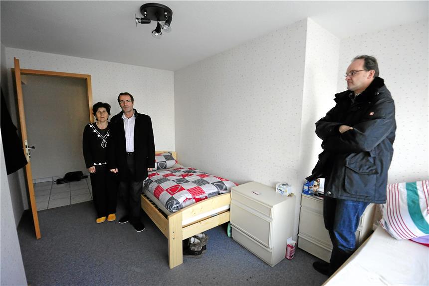 Das Thema Flüchtlinge bleibt in Südlohn weiter aktuell Die Eheleute Idrizi aus dem Kosovo mit Johannes Kückelmann, stellvertretender Amtsleiter der Gemeinde, auf einem Archivbild von 2015: Die Unterbringung von Flüchtlingen bleibt eine Daueraufgabe für die Gemeinde.