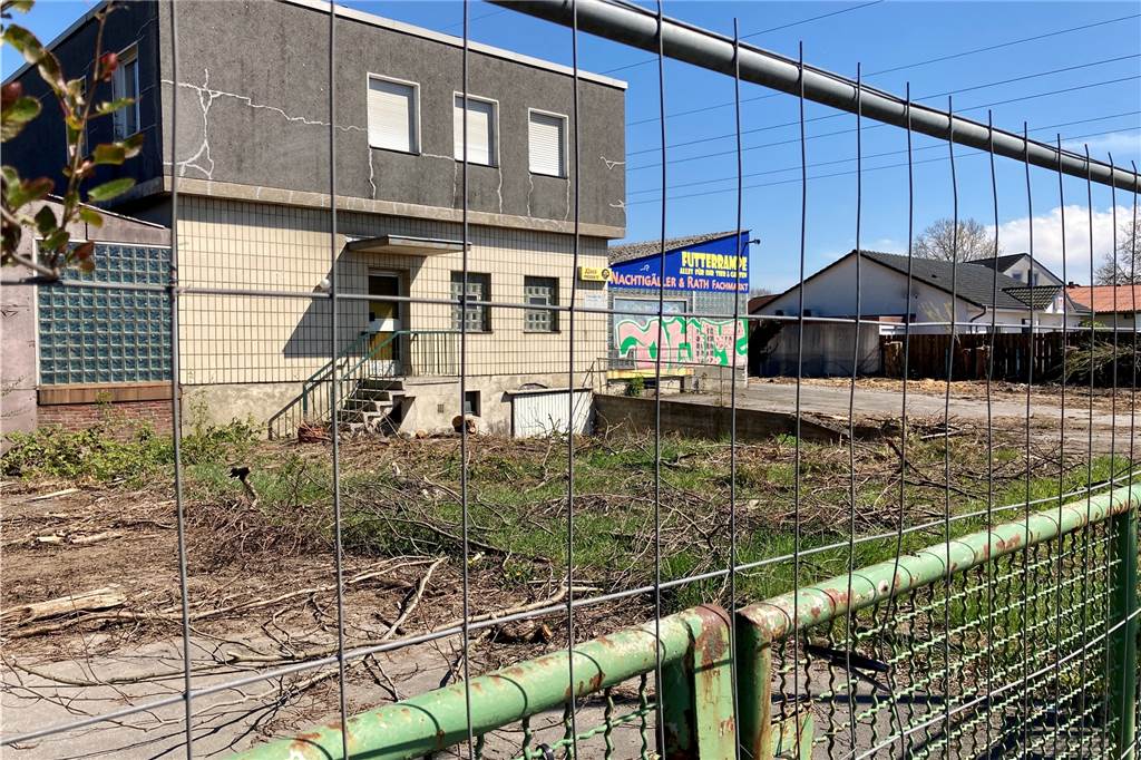 Baugebiet in Castrop-Rauxel: Am Emscherufer hat sich alles verzögert Die ehemalige Futterrampe an der Wartburgstraße ist längst abgerissen. Hier soll es künftig in das Neubaugebiet hineingehen.