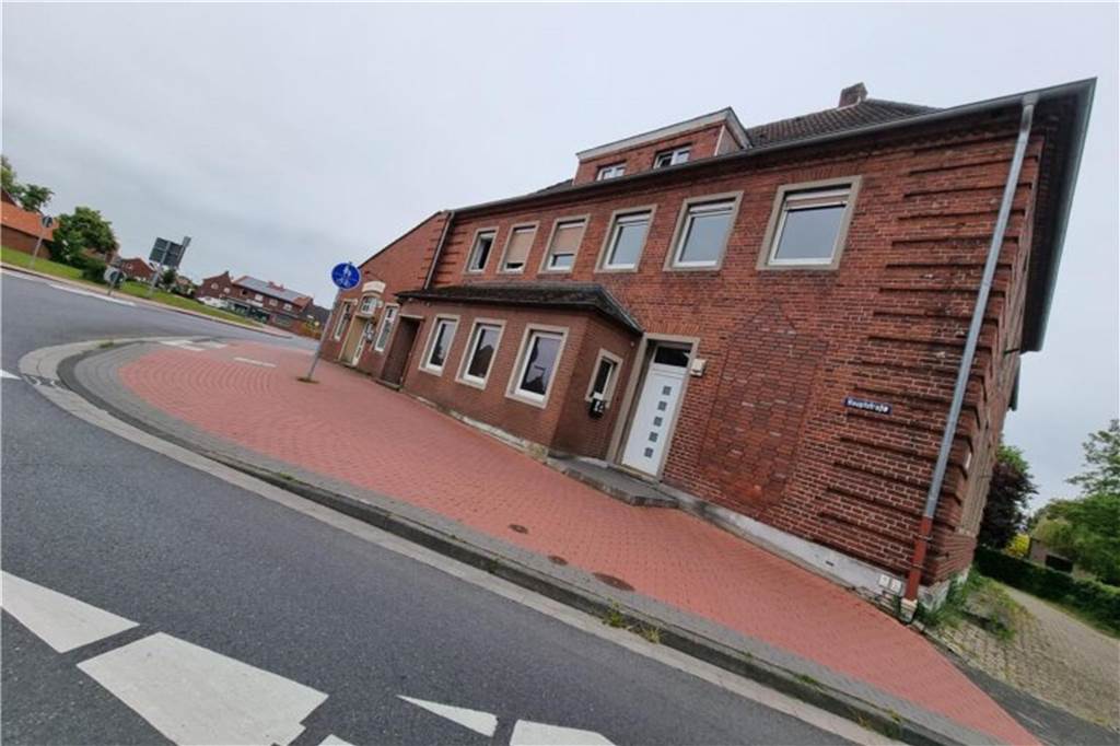 Messerattacke in Leiharbeiter-Unterkunft: Polizei zieht Schusswaffen Ein altes Haus in Nienborg