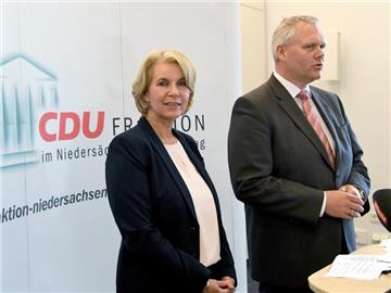 Die ehemalige Grünen Politikerin Elke Twesten spricht zusammen mit CDU-Fraktionschef Björn Thümler bei einer Pressekonferenz im Landtag in Hannover. Foto: Holger Hollemann