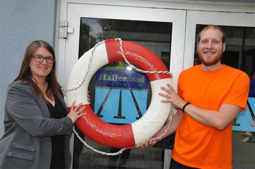 Hallenbad Eving hat eine neue Leitung Die ehemalige Leiterin des Evinger Hallenbads übergab zwar keinen symbolischen Staffelstab, dafür aber einen Schwimmreifen an ihren Nachfolger Jens Langenfeld. Er leitet das Bad seit 1. August gemeinsam mit Isabell Wolter.