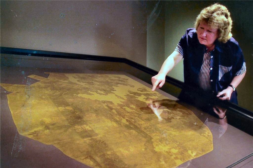 Zölibat, nein danke: Ein Werner Pfarrer und sein Verhältnis zur „Mönchshure“ Die ehemalige Museumsleiterin Heidelore Fertig-Möller zeigt auf das Gewand, das 2004 im neuen Anbau ausgestellt wurde.