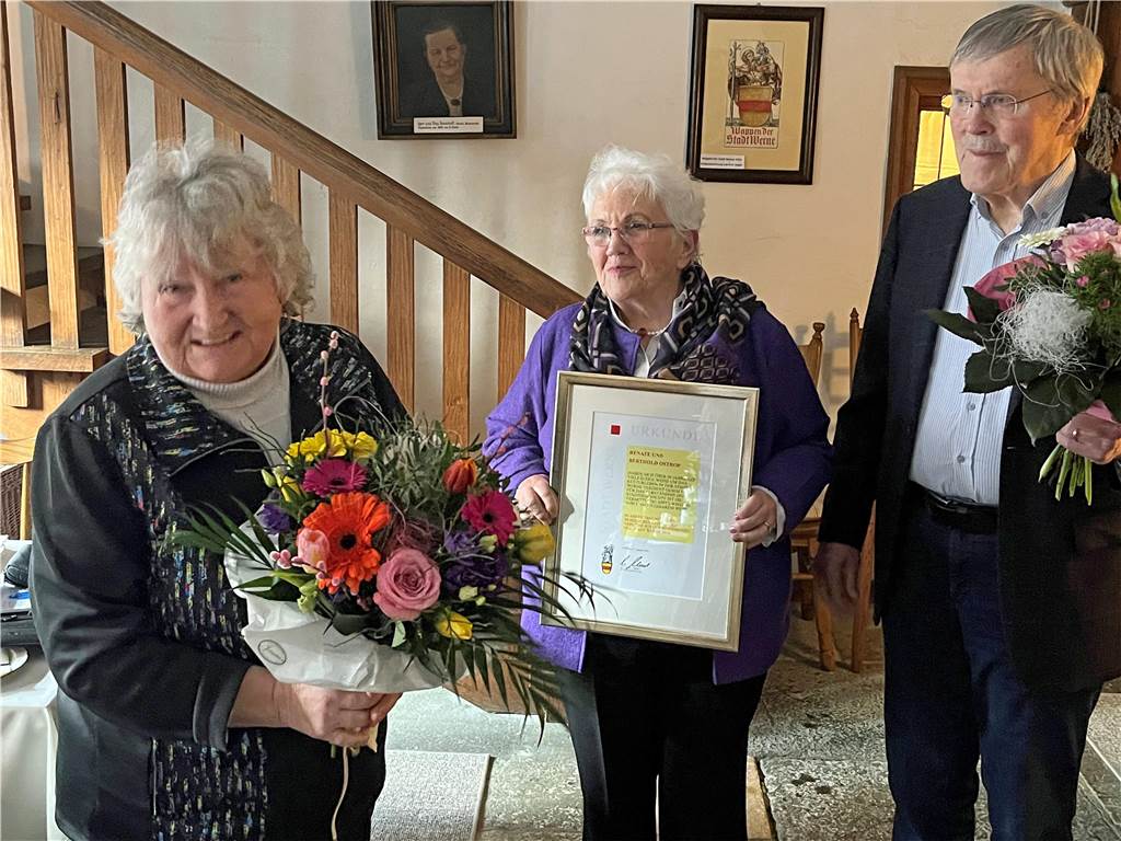 Ehepaar Berthold (87) und Renate (85) Ostrop mit Kulturpreis geehrt Die ehemalige Museumsleiterin und Vorsitzende des Fördervereins Stadtmuseum Werne, Heidelore Fertig-Möller (l.), bedankte sich für die gute Zusammenarbeit und die Spende des Preisgeldes an den Förderverein.