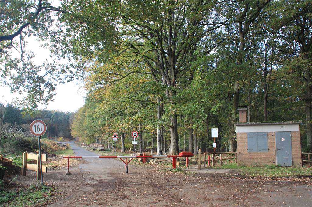 Wachwechsel bei Kontrollen gegen Crossfahrer in den Borkenbergen Die ehemalige Panzerstraße des früheren Truppenübungsübungsplatzes in Lavesum ist für Radler und Fußgänger freigegeben.