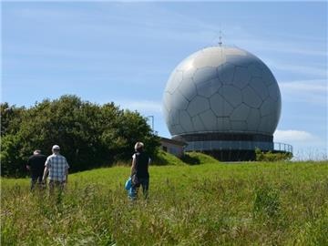 Die ehemalige Radarkuppel, gelegen auf 950 Meter Höhe, ist heute ein Kulturdenkmal und eine weithin sichtbare Landmarke. Foto: Uwe Zucchi