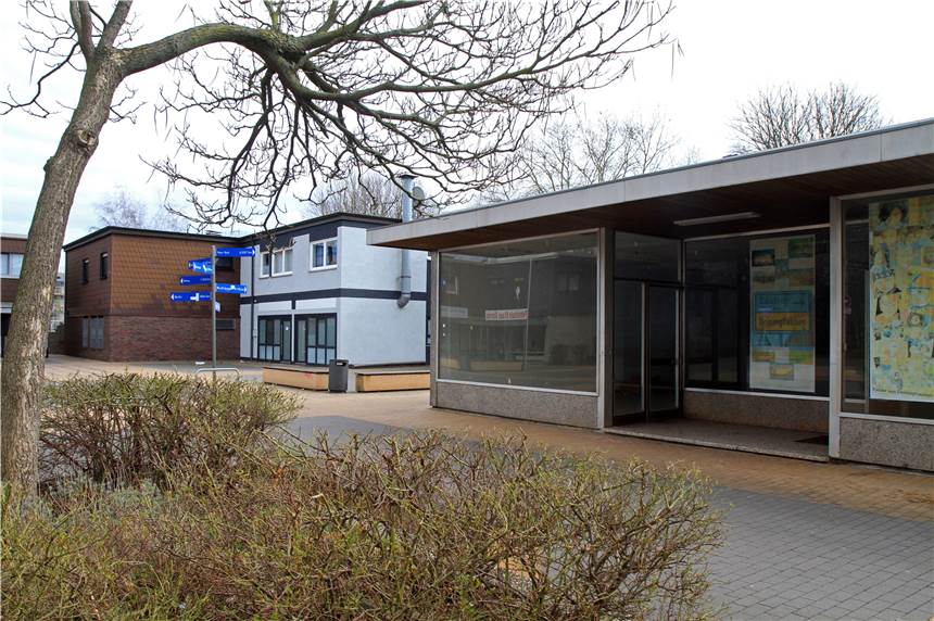 Eingezäunt und ausgeräumt: Was geschieht mit der Schlecker-Ruine am Bärenplatz? Die ehemalige Schlecker-Immobilie in Deininghausen wird bald abgerissen. Sie ist inzwischen von einem Zaun umgeben.