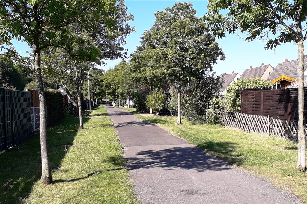Gipfelstürmer in Lünen: Wanderung führt zu Bunker und Ufo Die ehemalige Seilbahntrasse in Brambauer ist heute ein angenehmer Fuß-und Radweg entlang von angrenzenden Gärten.