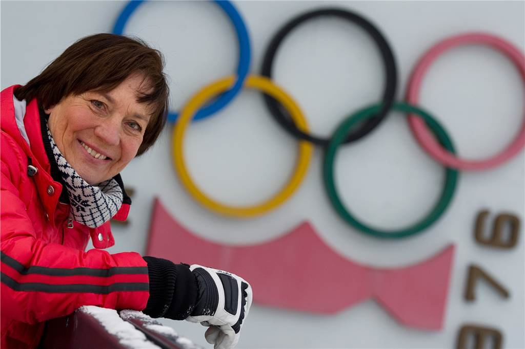 Trauer um Rosi Mittermaier : Ski-Legende mit 72 Jahren gestorben Die ehemalige Skirennläuferin Rosi Mittermaier vor den Olympischen Ringen.