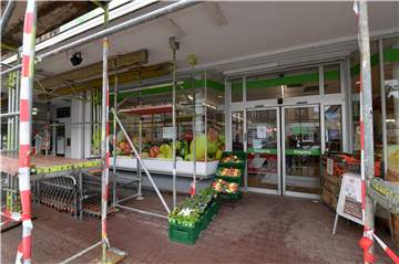 Die ehemalige Sparkassenfiliale an der Bebelstraß, wo sich auch der Frischmarkt Färber (Bild) befindet, wird zurzeit für den Nachmieter umgebaut. Die Immobilie ist für Malerarbeiten zurzeit komplett eingerüstet.