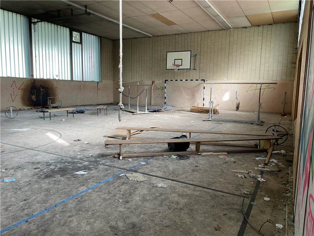 Ehemalige Gammel-Sporthalle ist überraschend einfach zugänglich Die ehemalige Turnhalle in Bövinghausen ist total verwüstet und zeigt Spuren von Brandstiftung.