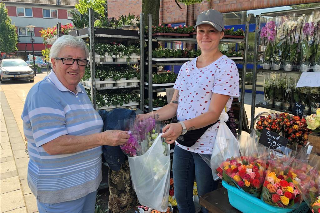Wochenmärkte kämpfen ums Überleben - in Huckarde ist die Händlerwelt hingegen in Ordnung Die ehemalige Wirtin vom Sonneneck, Lilli Havers, hat bei Nadine Korytkowski am Blumenstand Berndt gerade Orchideen erstanden. Die Seniorin liebt es, auf dem Wochenmarkt viele alte Bekannte zu treffen.