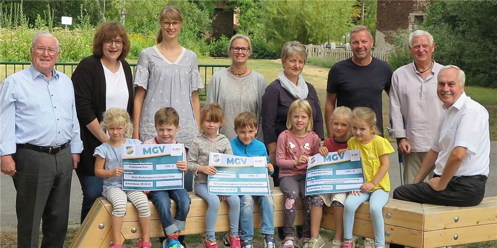 Vereinsauflösung: Kindergärten in Schermbeck profitieren Die ehemaligen „Eintracht“-Sänger Wolfgang Kimpenhaus (l.), Wolfgang Herkel und Bernd Ewald (v.r.) überreichten den Erzieherinnen Michaela Schult, Maren Römer, Melanie Brömmel und Käthe Spaltmann zur Freude des Bürgermeisters Mike Rexforth (v.l.) insgesamt 3.000 Euro.