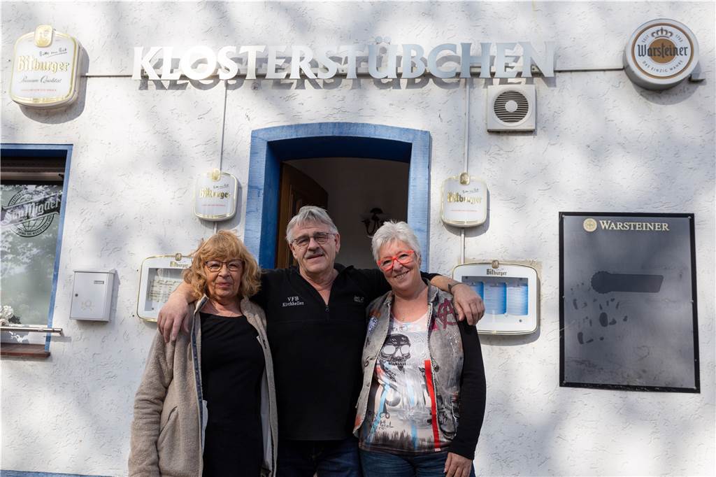 Kirchhellener Traditionskneipe: Neueröffnung steht kurz bevor Bärbel und Dieter Werner mit Zlatka Furman vor dem Klosterstübchen.