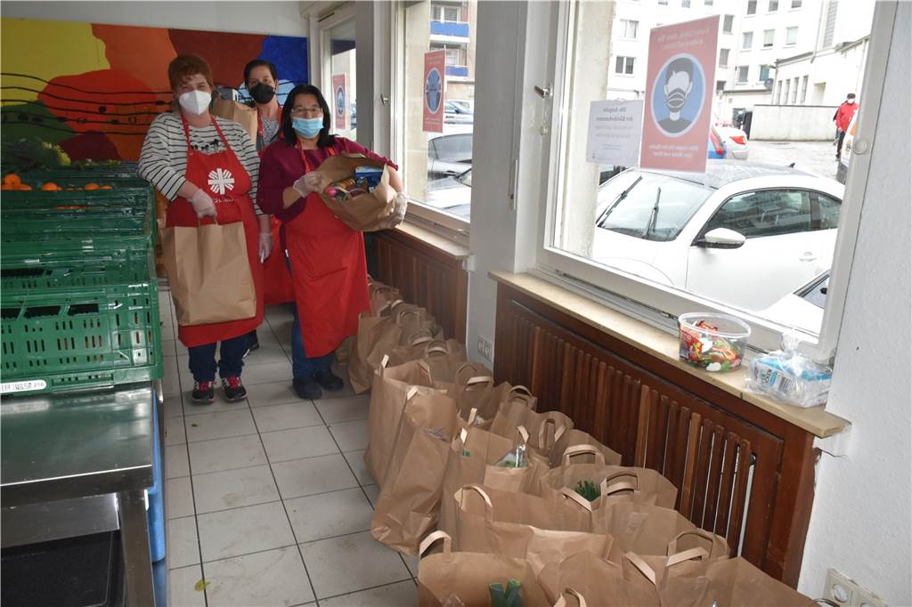 Mehr Nachfrage bei der Tafel Castrop-Rauxel: „Es wird schwieriger werden“ Die ehrenamtlichen Helferinnen packen jeden Tag die Spenden in zahlreiche Tüten, die anschließend zu den Ausgabestellen transportiert werden.