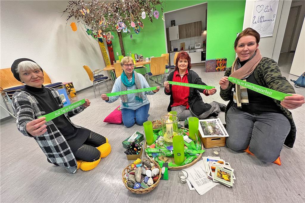 Die Ehrenamtlichen Manuela Wiemers und Sabine Robakowski sowie die Mitarbeiterinnen des ambulanten Kinder- und Jugendhospizdienstes Kreis Unna, Andrea Welsch und Nadine Franke (v.l.), machen am Tag der Kinderhospizarbeit mit grünen Bändern und zahlreichen Aktionen auf den Tag aufmerksam. So soll die Arbeit gestärkt werden.
