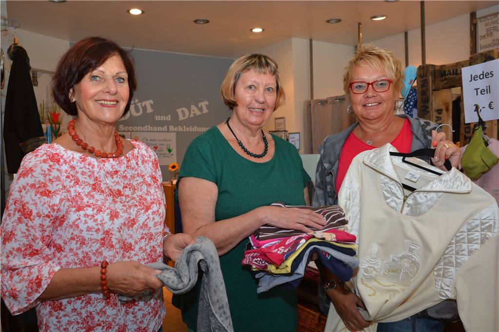 Billig-Kleidung landet öfter sogar mit Preisschild in Altkleidersammlung und -container Die ehrenamtlichen Mitarbeiterinnen im Düt und Dat (v.l.) Siegrid Voß, Birgit Sonnen und Marita Melcher nehmen täglich ausrangierte Kleidungsstücke entgegen.