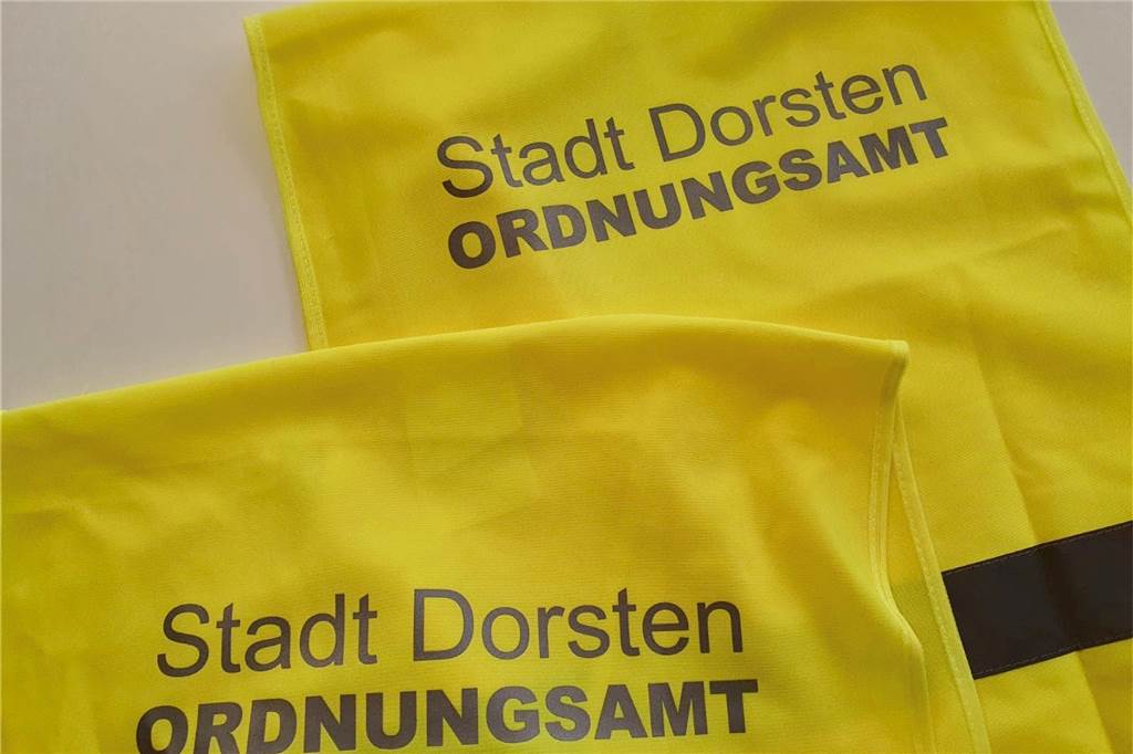 „Hilfssheriffs“ unterstützen in Dorsten den Kommunalen Ordnungsdienst Die ehrenamtlichen Ordnungskräfte in Dorsten werden an diesen gelben Westen zu erkennen sein.