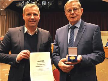 Die Ehrenamtsmedaille der Gemeinde Schermbeck überreichte Bürgermeister Mike Rexforth an Hubert Dahlhaus (r.), der sich seit vielen Jahrzehnten an vielen Stellen für die Gemeinde einsetzt.