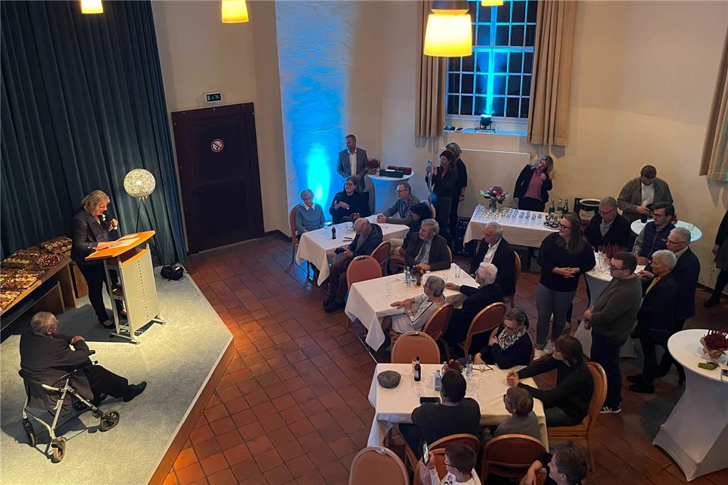 Vorbilder: Heinz Janzen (86) und Brigitte Straus (77) zeigten herausragendes Engagement Menschen lauschen der Laudatio einer Person.