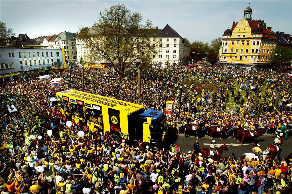 Die Ehrenrunde um den Borsigplatz gehörte auch beim Meisterkorso 2002 zum Programm.
