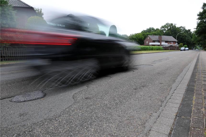 Neue Fahrbahndecke sorgt für Einschränkungen Die Eichendorffstraße bekommt eine neue Fahrbahndecke. Die blau-weißen Poller an den Zebrastreifen werden durch einen barrierefreien Ausbau des Gehweges ersetzt.