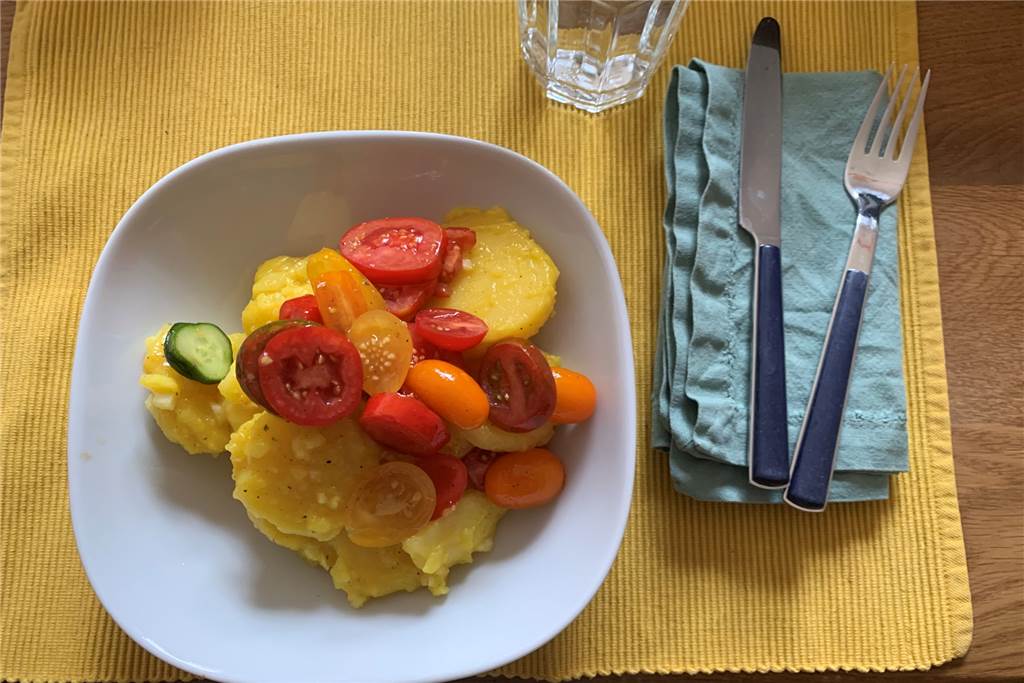 WDR berichtet: Wie viele Kartoffeln brachte die erste Ernte in Dortmunder Garten? Die eigenen Kartoffeln aus dem Garten auf dem Tisch: Der Kartoffelsalat nach Schwäbischer Art von Tim Steiner schmeckte besonders gut zu den bunten Tomaten und Gurken. Die Tomaten sind aus einem befreundeten Garten, die Mini-Gurke sprießt in der Jäte-Republik.