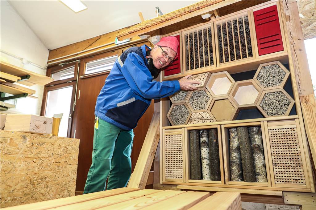 Betreuer und Therapeuten tauschen ihre Jobs - und nähen jetzt Masken Die eigentlichen Arbeitskräfte fallen aus, also macht Therapeut Bernd Scheutzow mit dem Bau des Insektenhotels allein weiter.