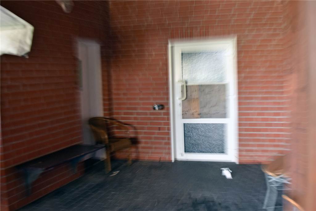 Einbrecher hinterlassen Kothaufen vorm Vereinsheim, anstatt etwas zu stehlen Die Einbrecher schlugen eine Scheibe der Terassentür ein.