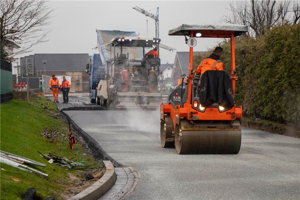 Baugrundstücke in Südlohn und Oeding: Quadratmeter soll 150 Euro kosten Die Einfahrt ins Baugebiet Burloer Straße West ist noch Mitte Dezember breiter gemacht worden.