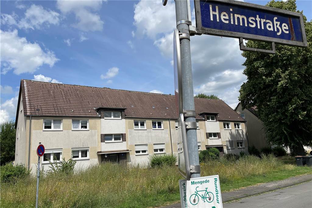 LEG-Mieter beschwert sich über Wucher-Vorgarten: Insektenparadies oder ungepflegte Anlagen? Die Eingänge der LEG-Mietshäuser an der Heimstraße sind zum Teil nicht mehr von der Straße zu sehen. Es gibt Passanten, die diese Straßenzüge als Asi-Viertel abstempeln.