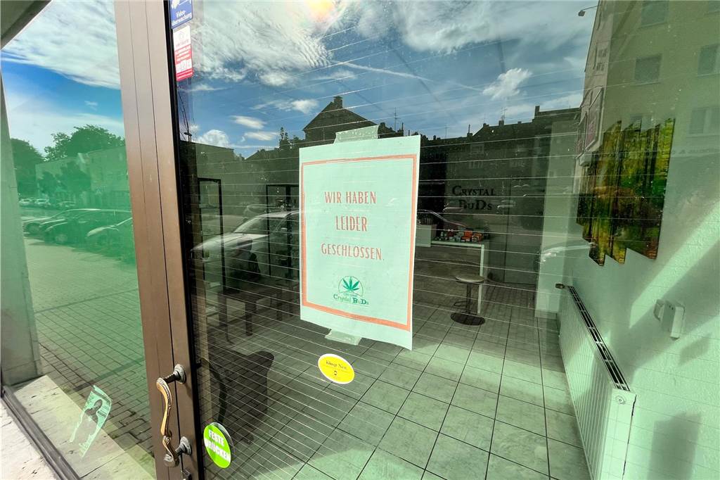 CBD-Shop in Dortmund schließt nach vier Jahren Die Eingangstür eines Geschäfts für CBD-Produkte, das einige Jahre in der westlichen Innenstadt existiert hat. Seit Mitte August ist der Laden geschlossen. Zuvor gab es Ärger mit der Polizei.