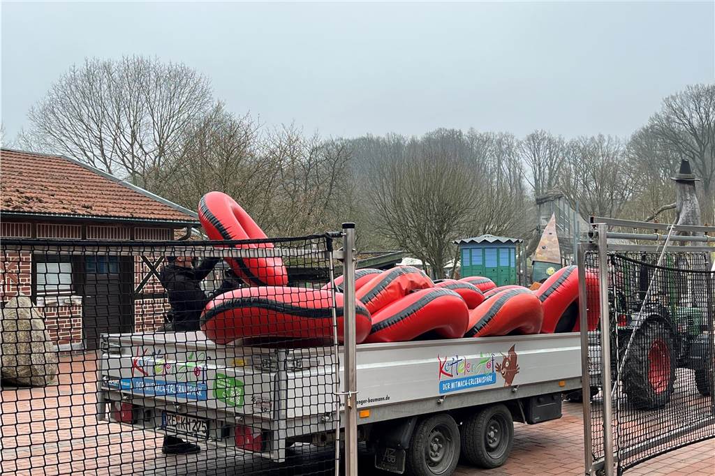 Schlauchboote für die Wasserrutsche werden aufgeladen im Ketteler Hof in Haltern