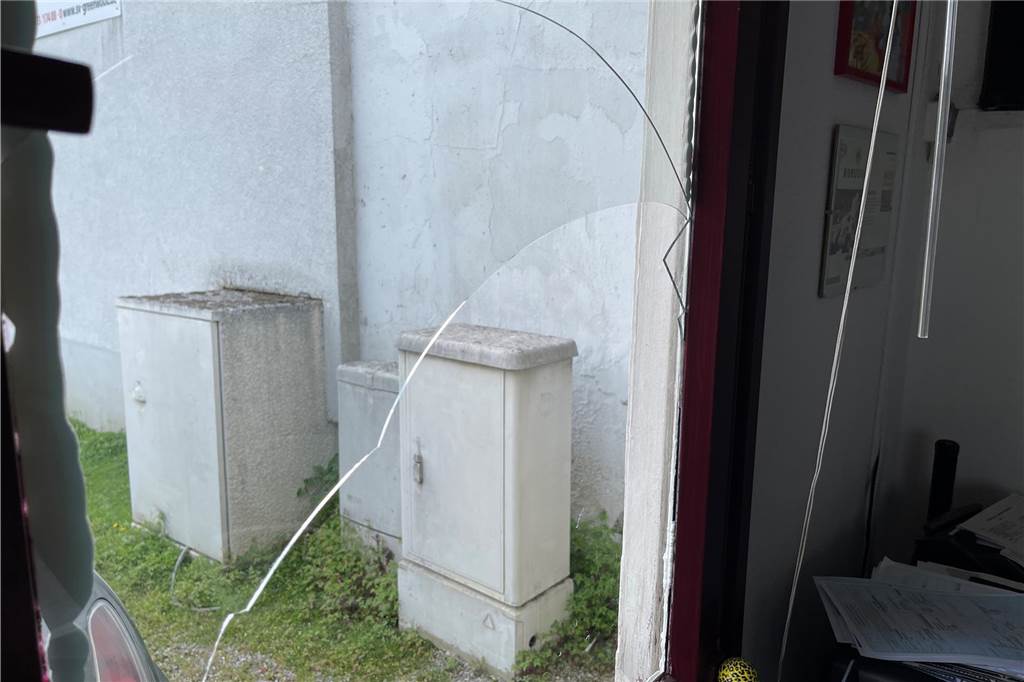 „Wie im Krimi ging das zu“: Überwachungsvideo zeigt Diebstahl mehrerer Autos in Dortmund Die eingeschlagene Fensterscheibe in seinem Büro hat Dietmar Mattukat zunächst mit Plexiglas abgedichtet.