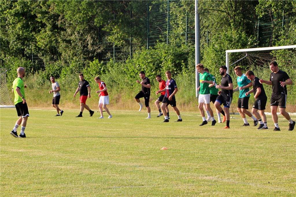 Wegener fordert Mut: „Dann werden wir wieder eine ordentliche Saison spielen" Die Einheit am Donnerstag wurde zu Beginn erneut angeleitet von Fitnesscoach Moritz Buchheister (l.).