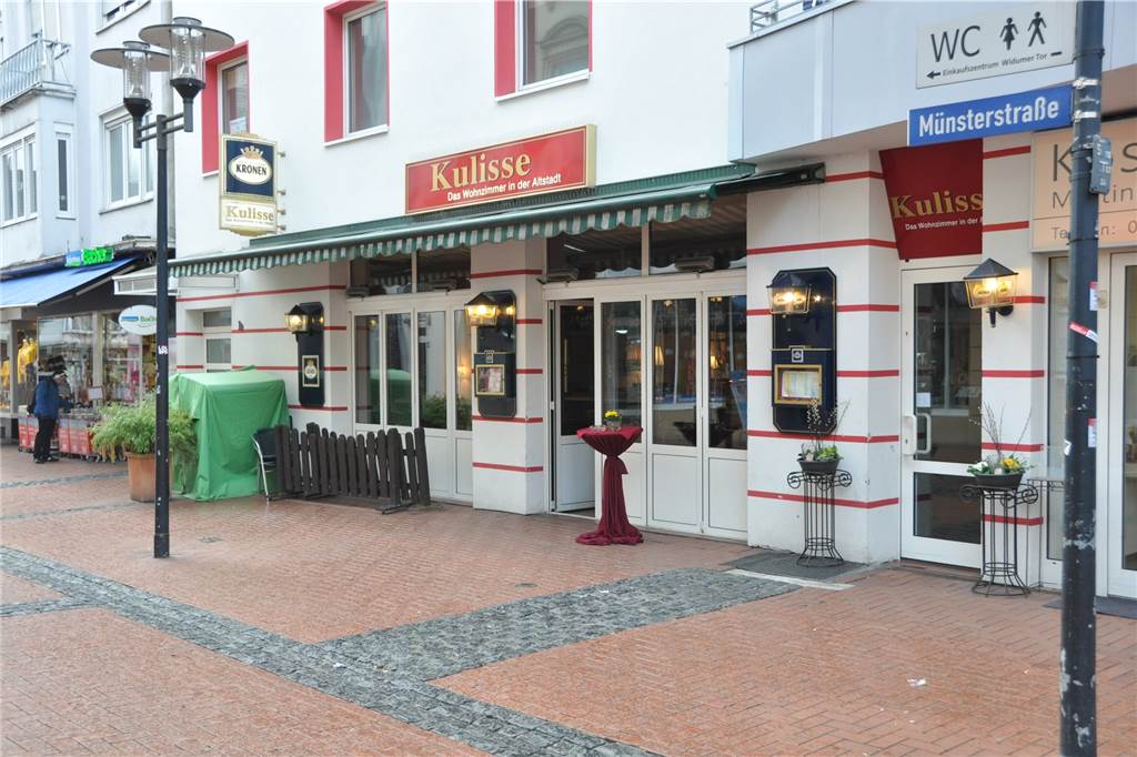 Die Einkaufsstraße mit ihren Läden und Lokalen: Die Kulisse nennt sich selbst „Das Wohnzimmer in der Altstadt“ und ist auch bei Fabian Schilberg bekannt und beliebt. Es gibt auch verschiedene Restaurants, Imbissbuden und mehr. So strahlt Castrop Innenstadtflair aus.