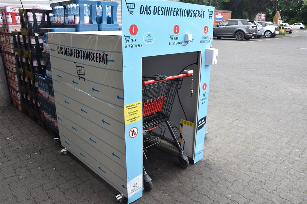 Rewe in Brackel nutzt Waschanlage für Einkaufswagen (mit Video) Die Einkaufswagen werden wie in einer Waschanlage in den "Desocube" geschoben und auf Knopfdruck desinfiziert.