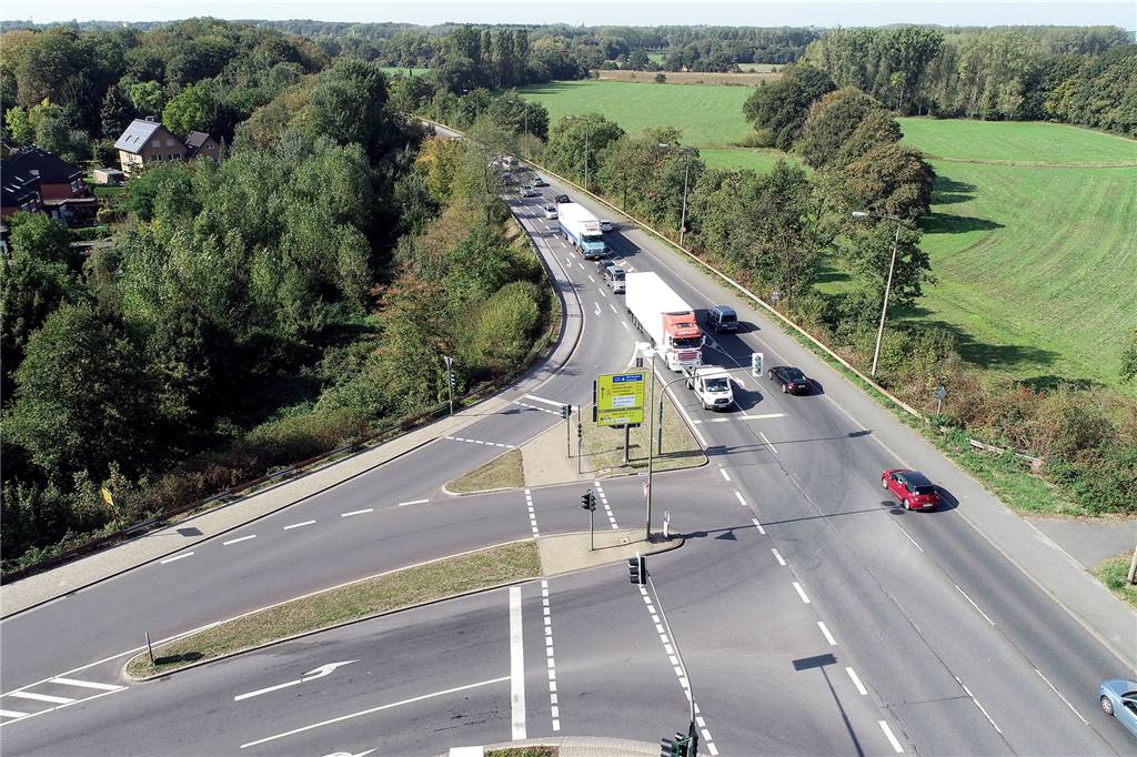 Ausbau der Lüner Hauptverkehrsader nimmt eine wichtige Hürde Die Einmündung B 54/Kupferstraße. Die Stadt Lünen rechnet damit, dass es hier in Spitzenzeiten auch nach dem Ausbau weierhin zu Verkehrsbehinderungen kommt.